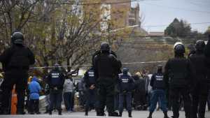 Video: Sigue la tensión en la sede de la Uocra Neuquén