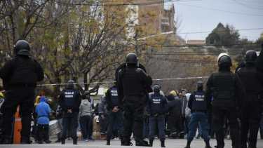 La presencia policial se multiplicó con el paso de las horas, pero hasta pasadas las 18 no había orden de desalojo. Foto: Florencia Salto. 