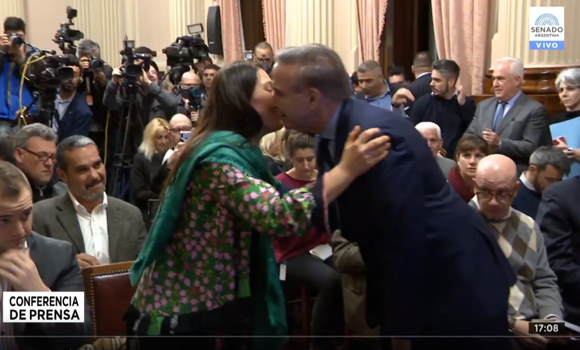 Lucila Crexell saluda a Miguel Pichetto durante la conferencia de prensa. Foto: Captura de pantalla. 