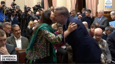 Lucila Crexell saluda a Miguel Pichetto durante la conferencia de prensa. Foto: Captura de pantalla. 