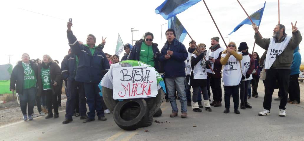 Los trabajadores agrupados en ATE y en ATEN protestaron en el ingreso a Huincul.
