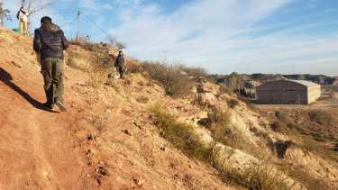 Los restos fósiles de un dinosaurio fueron hallados en cercanías al gimnasio "Roberto Monteros", conocido como "El Escondido". (Gentileza).-