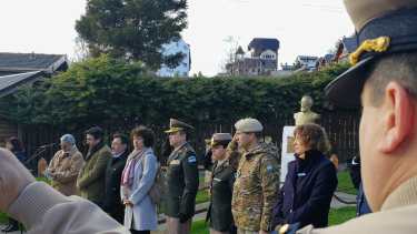 Autoridades municipales y de Gendarmería en el acto de homenaje al general Güemes.