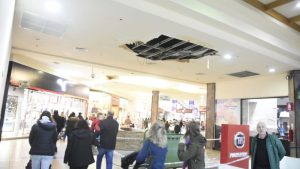Se cayó parte del cielo raso de un paseo de compras en Neuquén