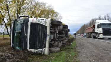 Roca: cedió la banquina en Ruta 22 y su camión cayó de lado