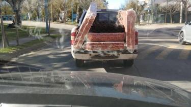 Los colchones y chapas que antes habían sido descargados en la delegación de Desarrollo Social de la provincia.