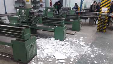 La actividad en los talleres de la EPET 8 fue suspendida luego de que se desprendiera parte del techo. (Gentileza).-