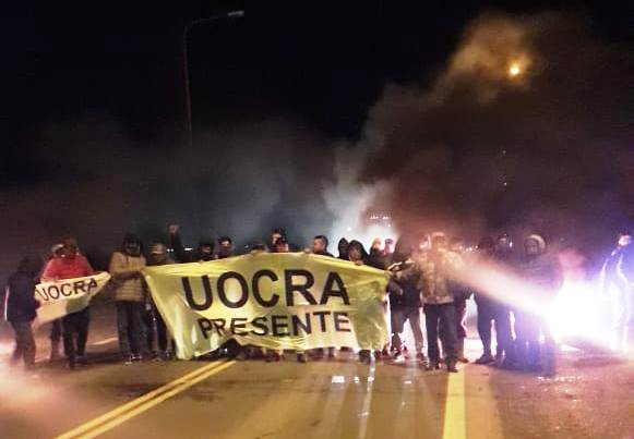 Al igual que el miércoles, los integrantes de Uocra cortaron las rutas reclamando que Víctor Carcar sea desplazado de la conducción. (Gentileza).-