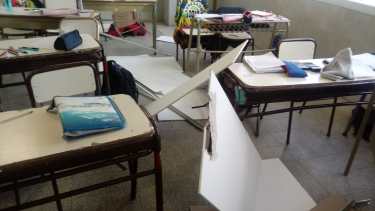 Se cayó parte del techo y los estudiantes se salvaron porque estaban en recreo