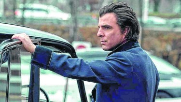 Zachary Quinto interpreta a Charlie Manx, una criatura que cree que salva a los que destruye y en cierta medida se fusiona con su auto.