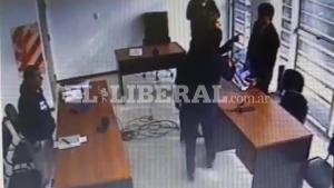 Molesta por la acusación contra su cliente, una abogada golpeó al fiscal