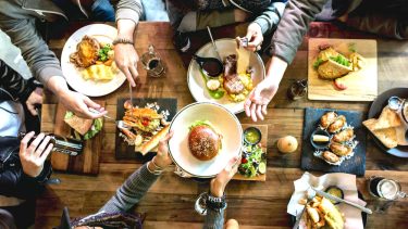 Comidas + tragos + música Agenda de eventos foodies regionales que no podés perderte por ningún motivo