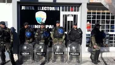 Desde el domingo se repite la misma postal en la sede de la Junta Electoral. 