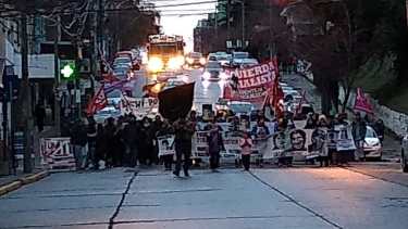 Durante varios años los familiares de las víctimas de la represión policial del 17 de junio de 2010 marcharon en Bariloche en reclamo de justicia.. (foto de archivo)