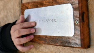 Edificios públicos en Río Negro deberán estar identificados en sistema Braille