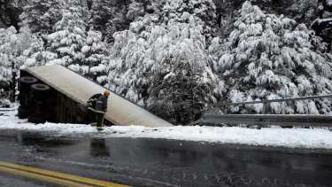 El camión cayó por el puente Pereyra II. Foto: gentileza Bomberos Voluntarios. 