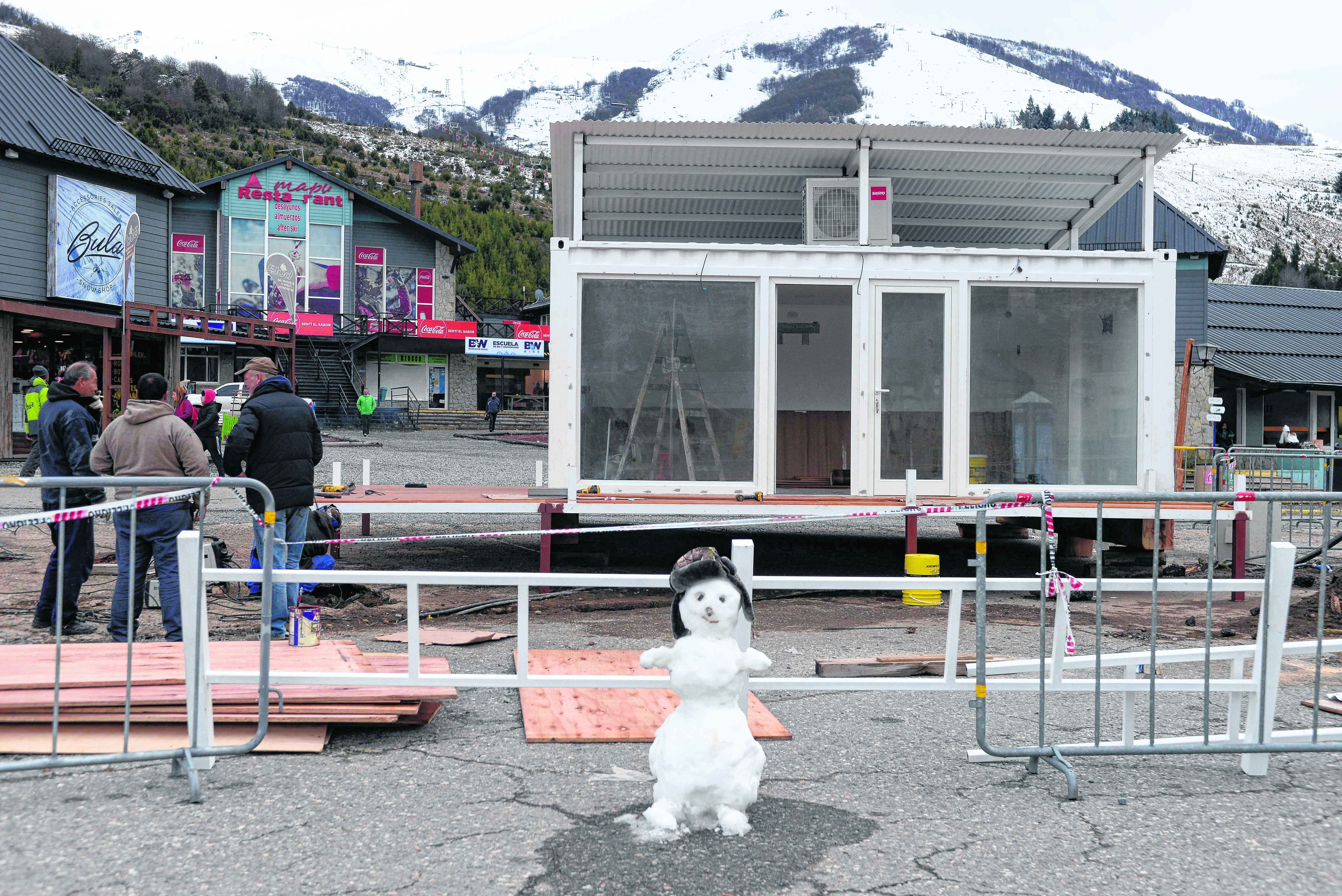 Un muñeco de nieve se derrite y da la bienvenida a los turistas. Detrás, múltiples acciones para la puesta a punto comercial. Foto: gentileza