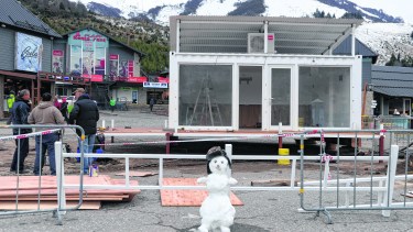 Un muñeco de nieve se derrite y da la bienvenida a los turistas. Detrás, múltiples acciones para la puesta a punto comercial. Foto: gentileza