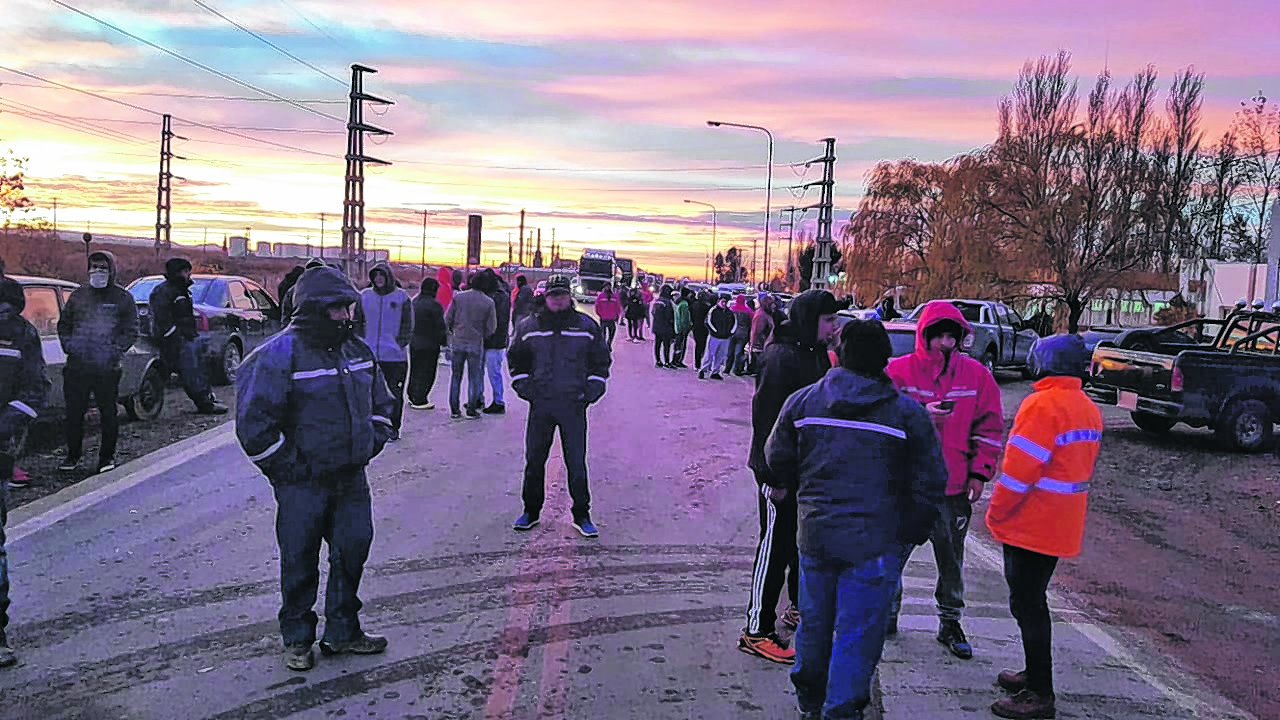 El bloqueo de los trabajadores se extendió hasta el mediodía de ayer. Lo levantaron con la promesa de volver en 60 días. Foto: Andrea Vázquez.