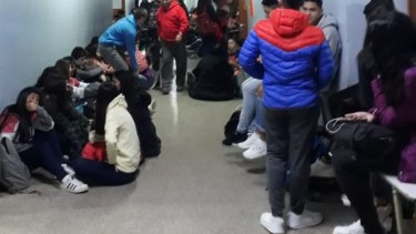 Sentada de 200 estudiantes en una escuela de Cipolletti por mejores condiciones