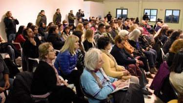 El salón de AMUC estuvo siempre con público que siguió las audiencias contra los represores. Foto: Archivo 