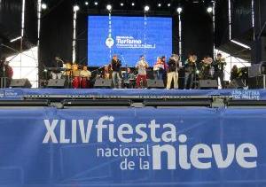Los espectáculos centrales de la edición 2022 de la Fiesta Nacional de la Nieve 2023 se desarrollarán en el Centro Cívico de Bariloche y en el cerro Catedral. (foto de archivo)