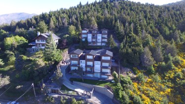 Estilo cordillerano en un complejo con vistas al Nahuel Huapi