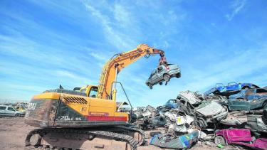 La compactadora convertiré en ladrillos de metal a cientos de rodados entre motos, autos y camionetas. (Archivo Juan Thomes).-