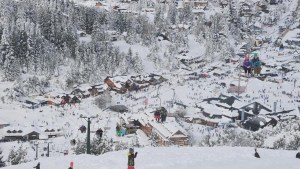 Una pérdida de combustible en el cerro Catedral llegó a un arroyo