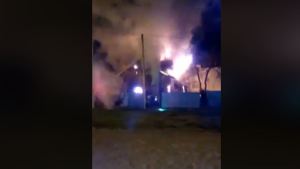 El Bolsón: Chocaron un poste de luz y el cortocircuito incendió una casa