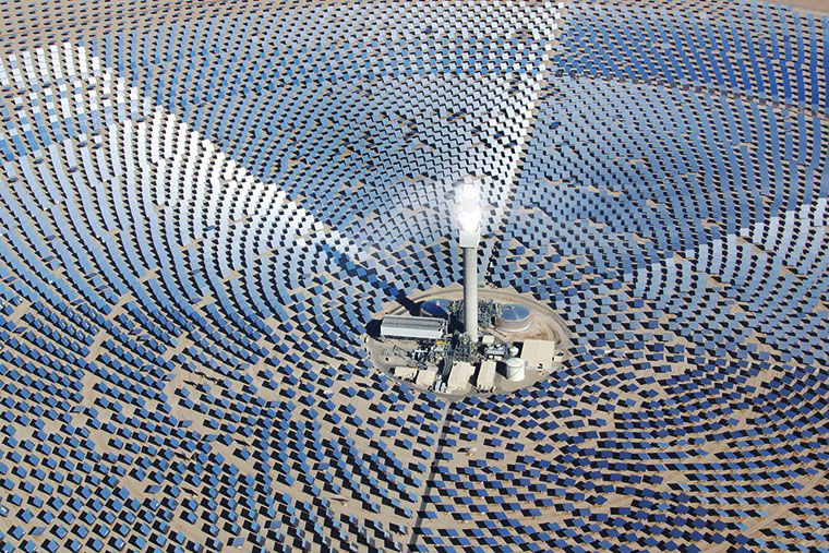 odos los espejos apuntan a la torre en esta planta de Copiapó, Chile. La sal recibe el calor que se refleja del sol hasta alcanzar los 800 grados centígrados. Foto gentileza Solar Reserve 