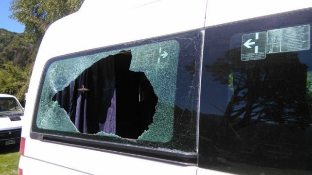 El vehículo sufrió daños en la ventanilla trasera. Foto: archivo.