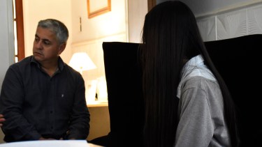 El psicólogo Marín junto a la joven víctima. Piden que dejen de revelar detalles que afecten su recuperación. (Florencia Salto)
