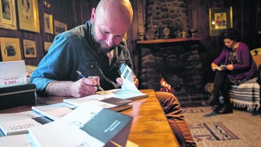 El médico que decidió convertir en relatos la muerte y el duelo