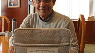 El intendente posó con un portanotebook diseñado por Ornella.