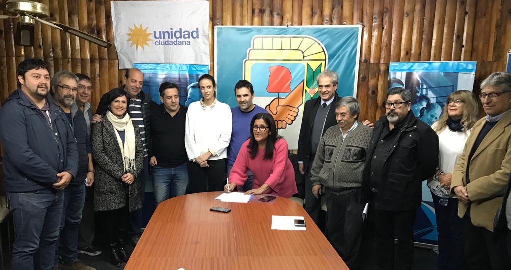 El acuerdo unió a los kirchneristas neuquinos ayer en el local del Partido Justicialista. Foto Gentileza Prensa Darío Martínez