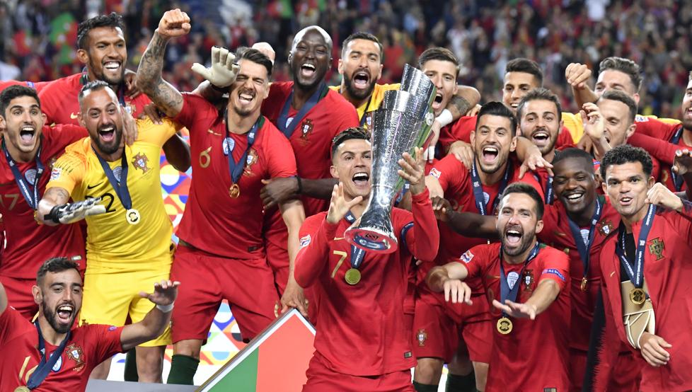 La alegría de Ronaldo y sus compañeros luego de obtener su segundo título europeo seguido.