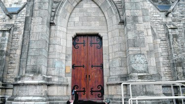 La artista brasileña hizo una performance en la puerta de la Catedral. Foto: Alfredo Leiva