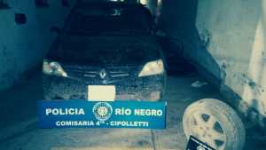 Lo atraparon en el momento justo que robaba las ruedas de un auto en Cipolletti