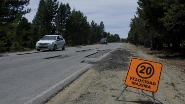 La Ruta 80 es la traza que llega al aeropuerto internacional de Bariloche. Hoy el gobernador descartó que se sume al plan de peajes. Archivo