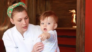 Victoria trabaja en Traful y es una de las grandes pasteleras de la cordillera