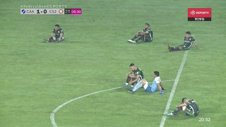 Los futbolistas de San Jorge se sentaron en la cancha antes de retirarse.