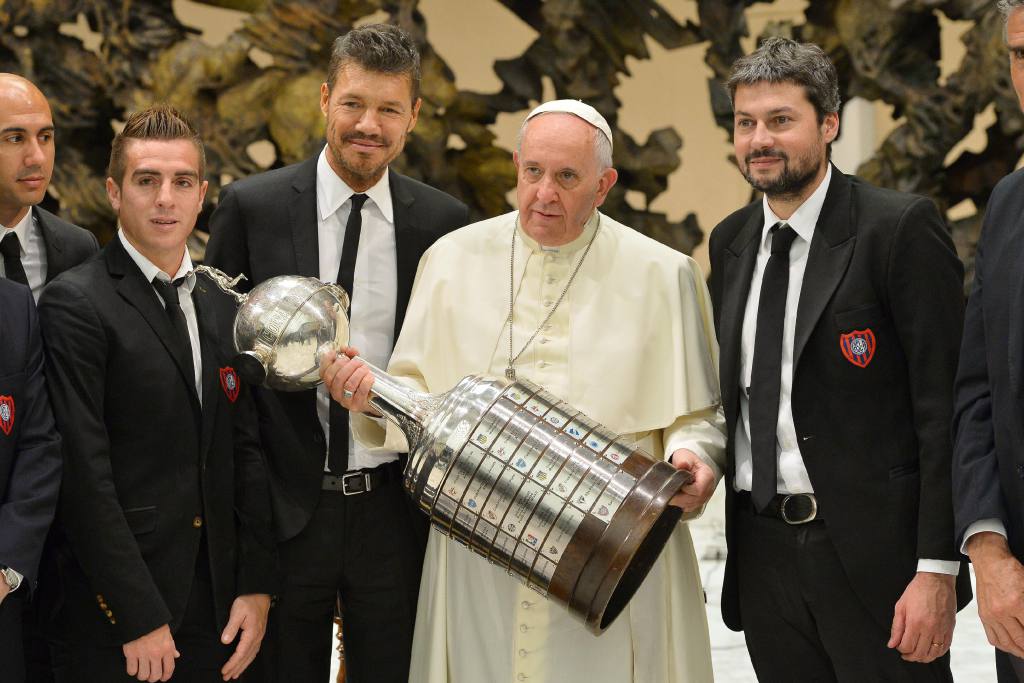 El Papa con la Copa Libertadores que el Ciclón ganó en 2015.