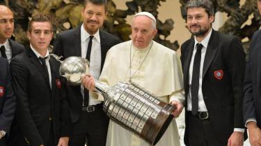 El Papa con la Copa Libertadores que el Ciclón ganó en 2015.
