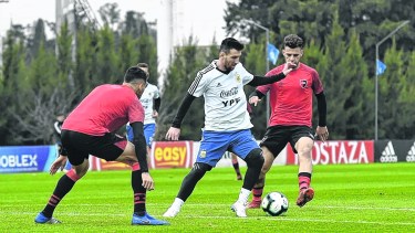Scaloni probó con los tres históricos en el ataque