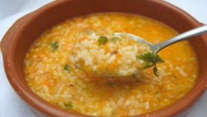 Con ganas de una sopita de arroz mediterránea