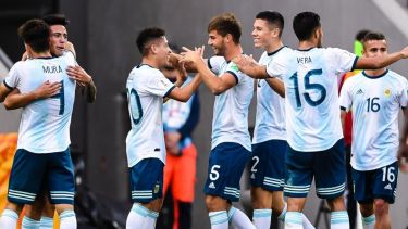 Los pibes, con el roquense Mura entre ellos, festejaron el pase a octavos pero van por más.
