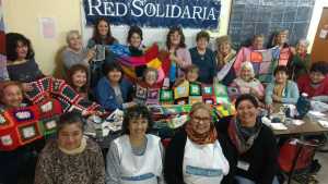 Tejedoras solidarias le hacen frente al frío en Cutral Co y Plaza Huincul