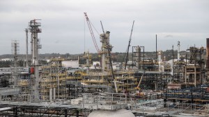 Petroleros hacen paro desde la medianoche en las refinerías