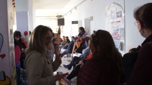 Estos músicos salen a la calle en Roca y sorprenden con su talento